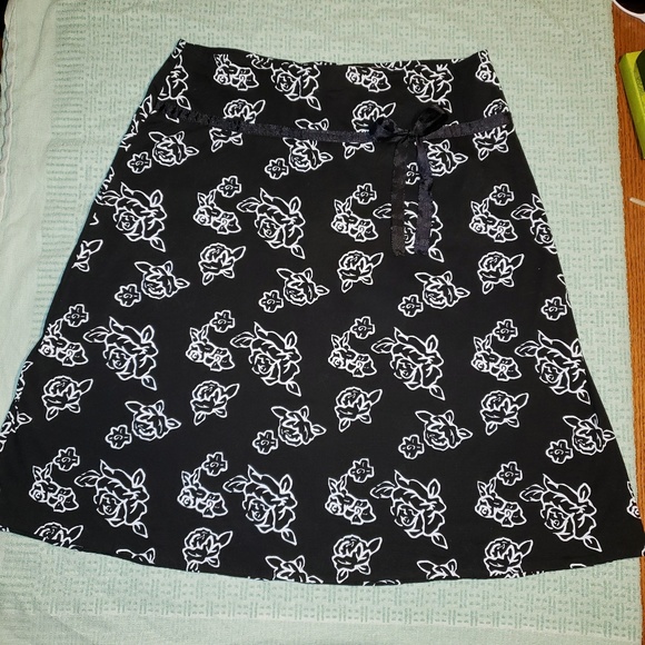 Player Sport Dresses & Skirts - Black skirt with White Roses Knee Length‎